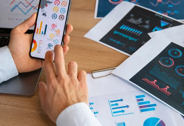 Análisis de gráficos y métricas de marketing en papel y en el móvil