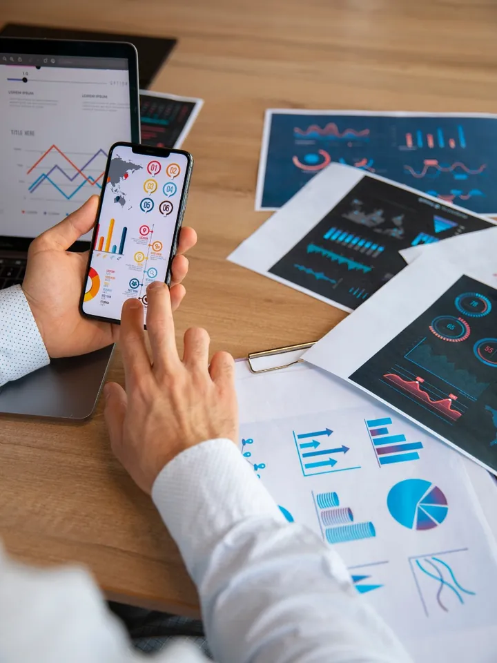 Análisis de gráficos y métricas de marketing en papel y en el móvil